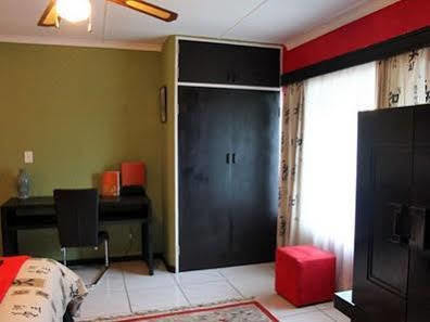 A Knights Rest Guesthouse Pretoria-Noord エクステリア 写真
