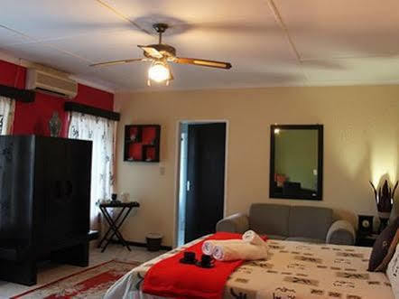 A Knights Rest Guesthouse Pretoria-Noord エクステリア 写真