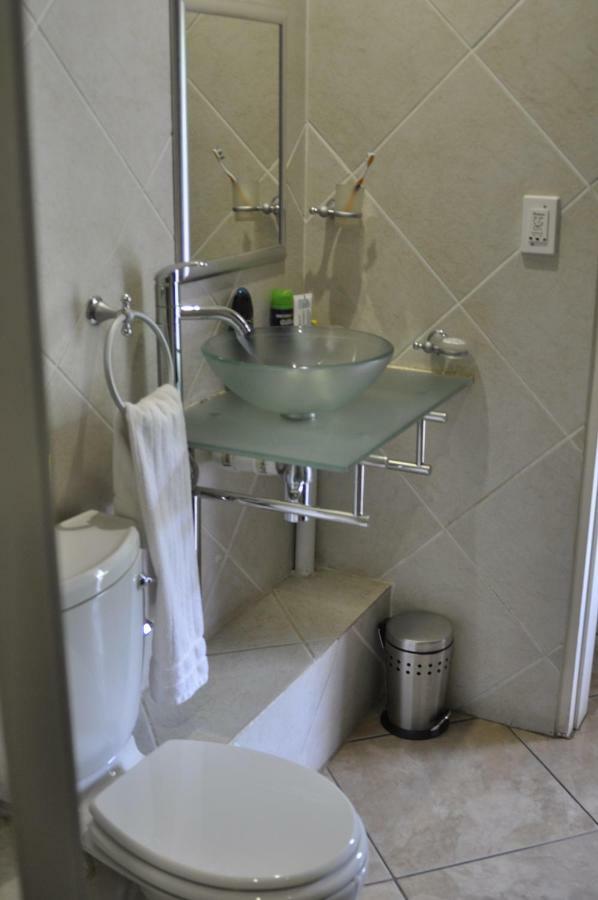 A Knights Rest Guesthouse Pretoria-Noord エクステリア 写真