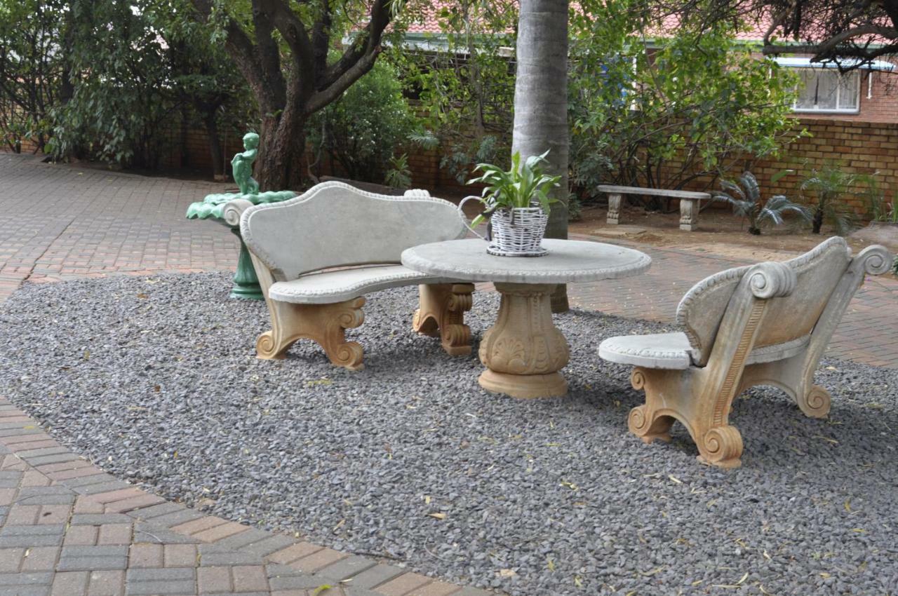 A Knights Rest Guesthouse Pretoria-Noord エクステリア 写真